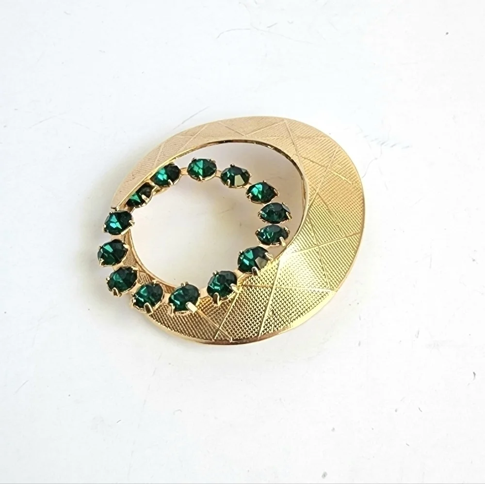 Vintage Green Rhinestones Brooch‎ Gold Tone Circle Round Pin 60s Estate Piece